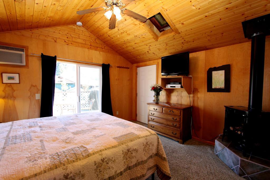 The Woods Hotel - Gay Lgbtq Cabins Guerneville Room photo