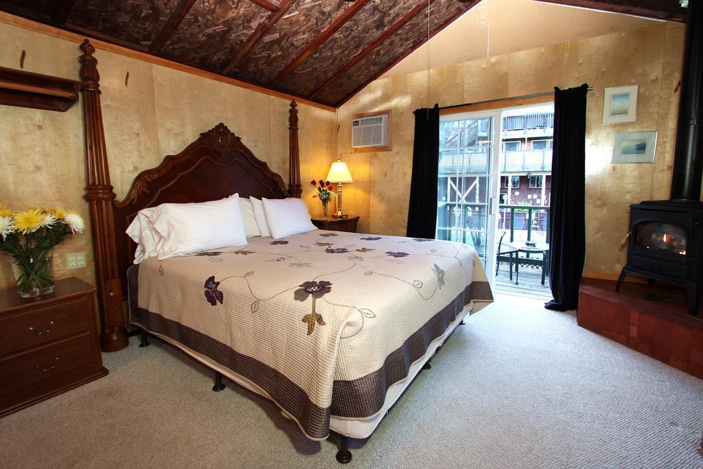 The Woods Hotel - Gay Lgbtq Cabins Guerneville Room photo