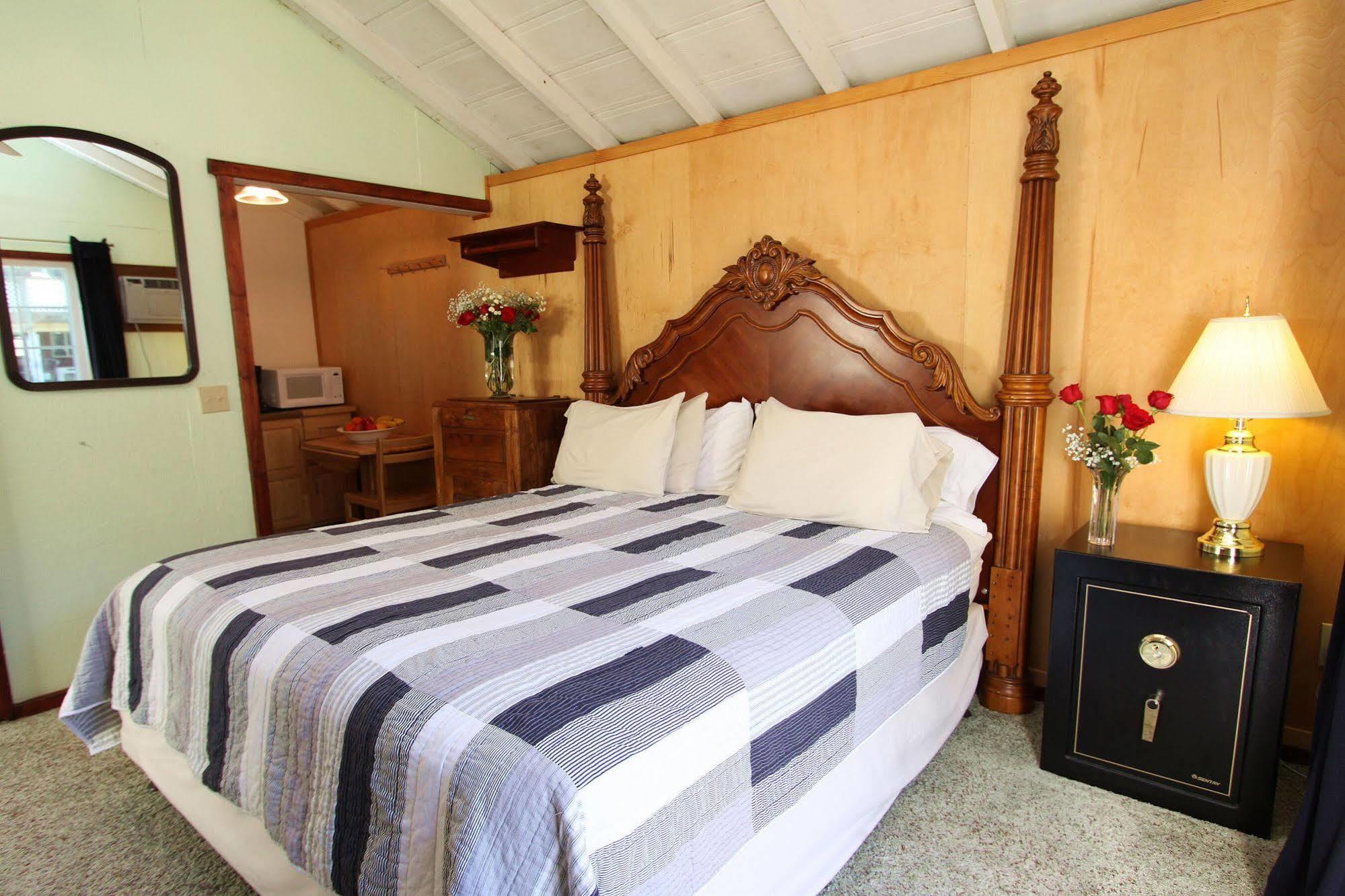 The Woods Hotel - Gay Lgbtq Cabins Guerneville Exterior photo